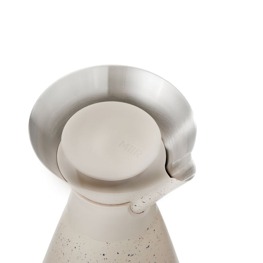 new-standard-carafe-x7 WebPDP-33oz_New_Standard_Carafe_Desert_Tan_Speckle_Studio__CAR1SVOS224_45_Lid_On.jpg